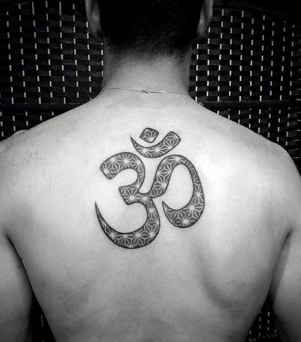 背部经典的黑色印度教字符纹身图案