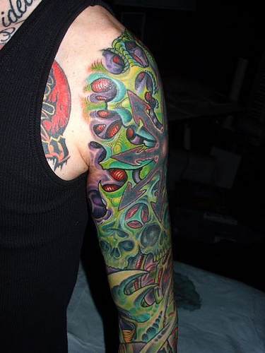 手臂彩色的生物力学机械纹身图案
