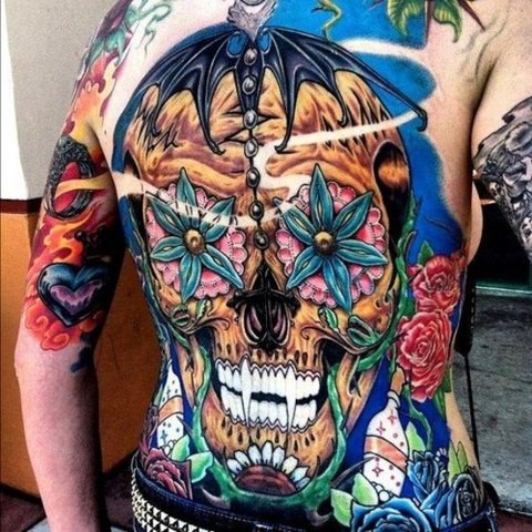 背部彩色鲜艳的骷髅花朵组合纹身图案