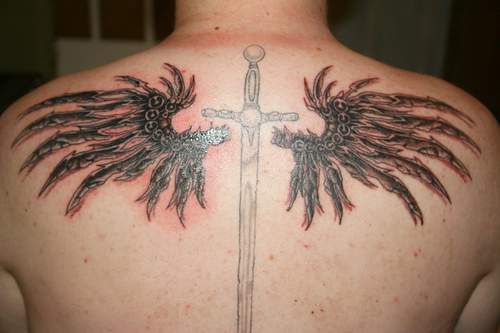 背部黑色的翅膀和刀剑纹身图案