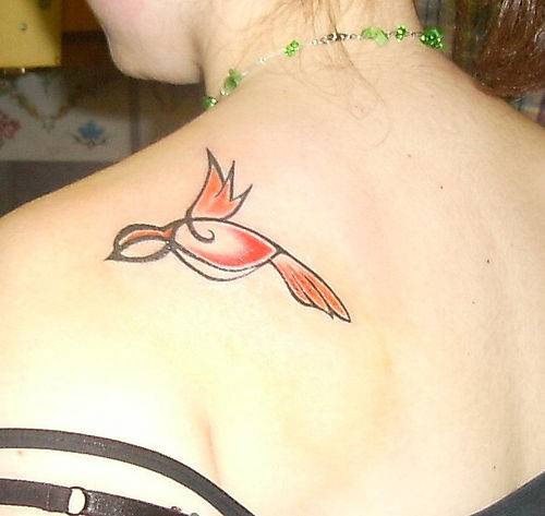 背部简约的红色小鸟纹身图案