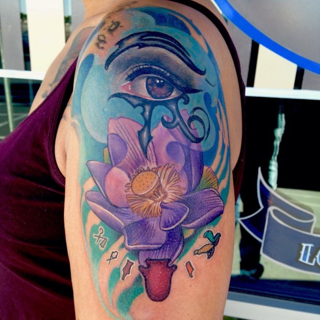 大臂奇妙的五彩花朵和荷鲁斯之眼纹身图案