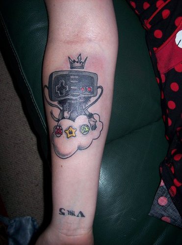 手臂皇冠云朵和机器人纹身图案