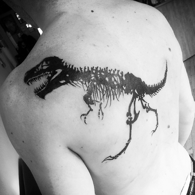 背部黑色恐龙骨架个性纹身图案
