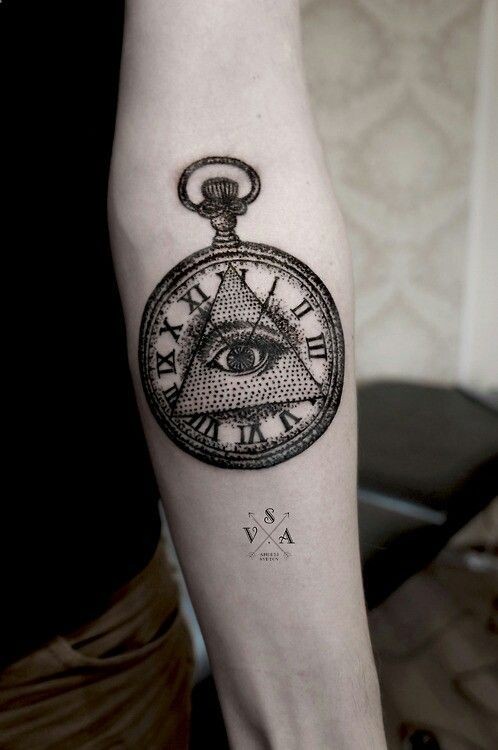 手臂黑色三角形眼睛和钟表纹身图案