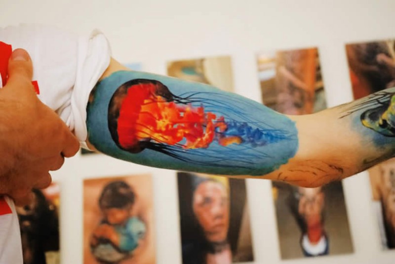 大臂华丽生动的彩色海蜇纹身图案