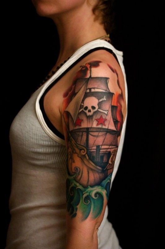 手臂经典的海盗船彩色纹身图案