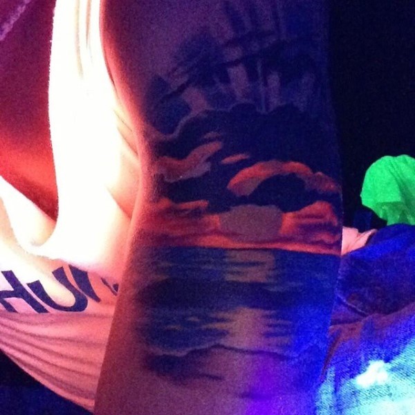 手臂令人难忘的彩色日落海景纹身图案