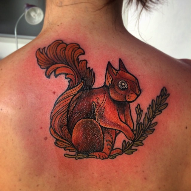 背部漂亮的松鼠彩绘纹身图案