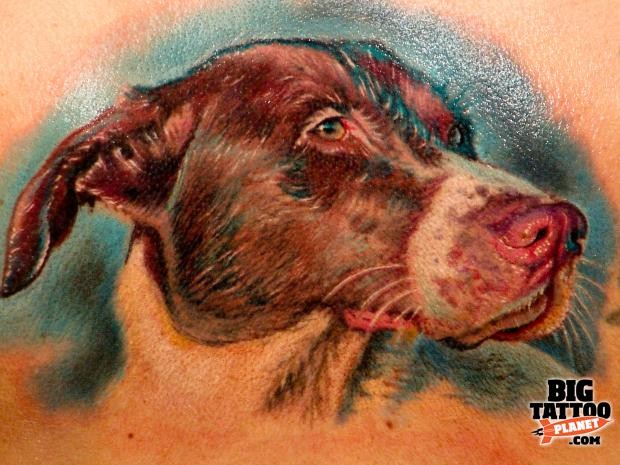 写实风格的彩色狗头像背部纹身图案