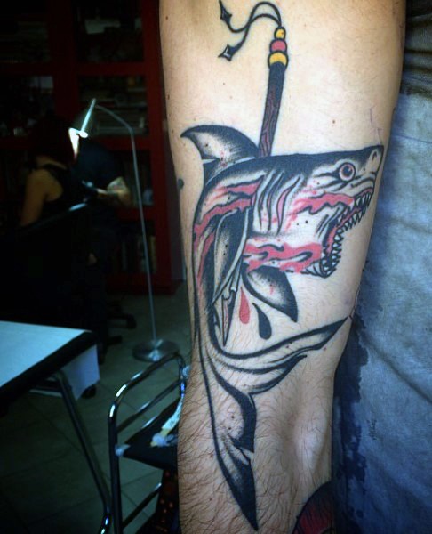 old schoo血腥匕首和鲨鱼手臂纹身图案