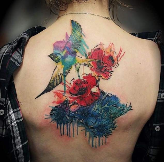 背部壮观的水彩风格彩色鸟与花朵纹身图案