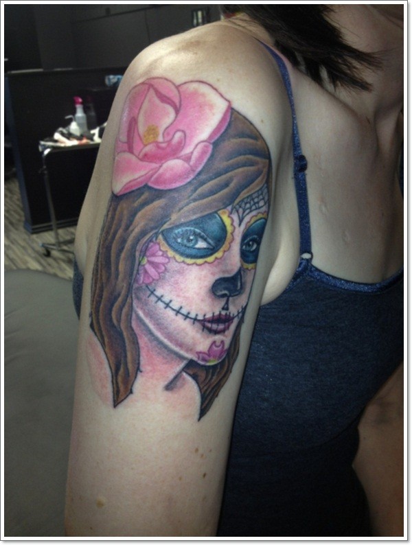 大臂粉红色花朵和死亡女郎纹身图案