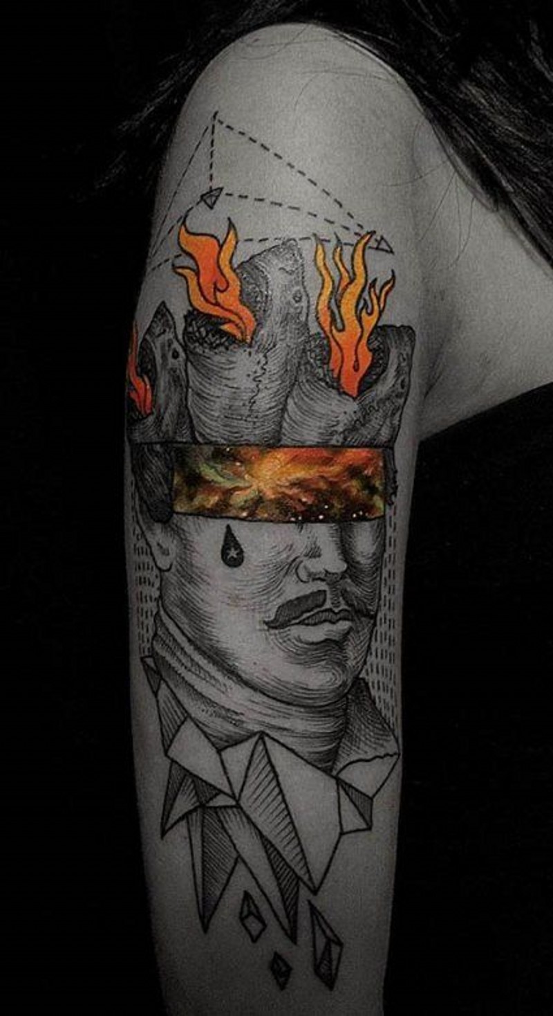 手臂特风格的彩色火焰和黑灰肖像结合纹身图案