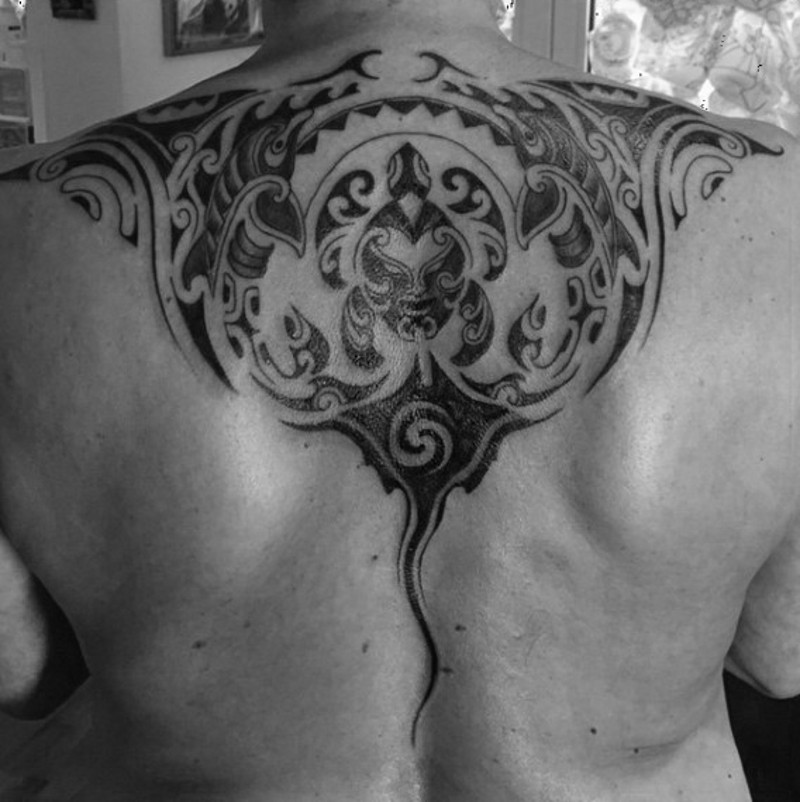 背部令人难以置信的黑色波利尼西亚饰品纹身图案