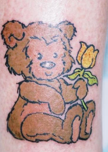 小熊和黄色花朵纹身图案