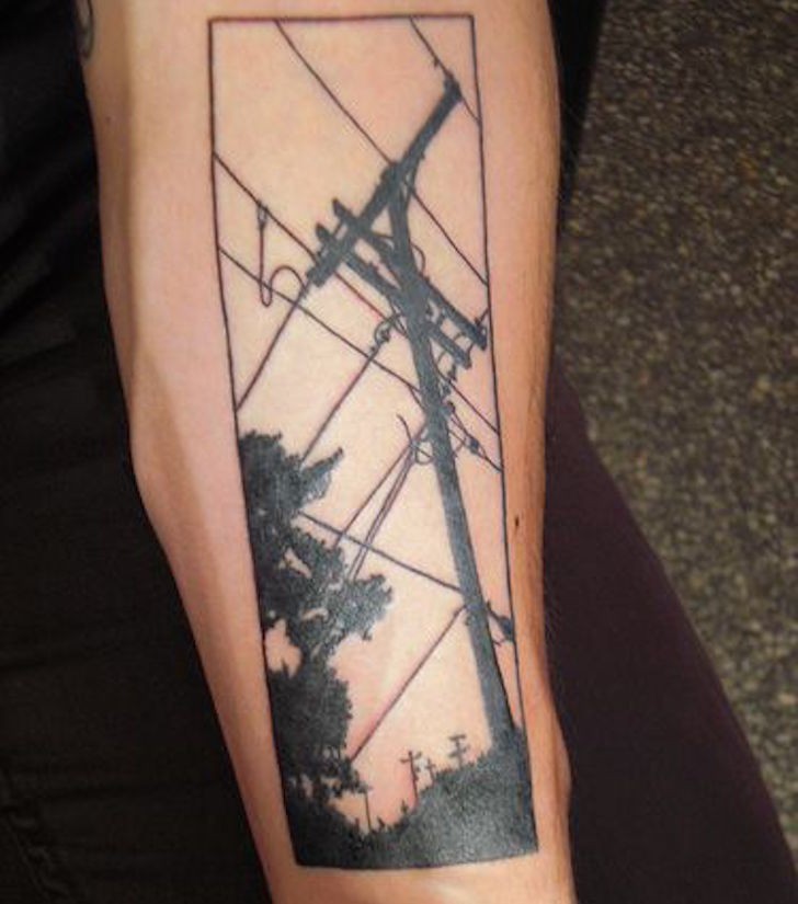 黑色的电缆线与树木纹身图案