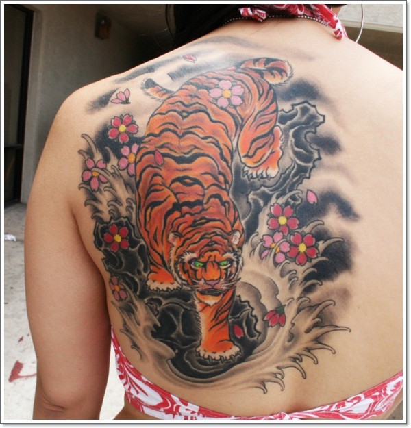 背部亚洲风格的彩色恶魔老虎纹身图案