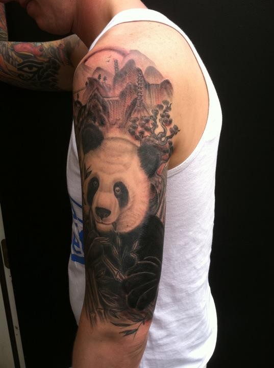 大臂黑灰熊猫在丛林中纹身图案