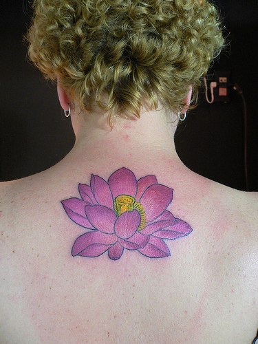 背部紫色莲花纹身图案