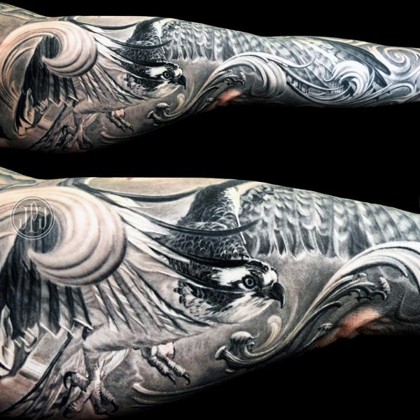 手臂写实的精美老鹰纹身图案