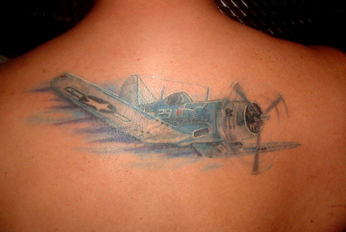 背部彩色的螺旋飞机纹身图案