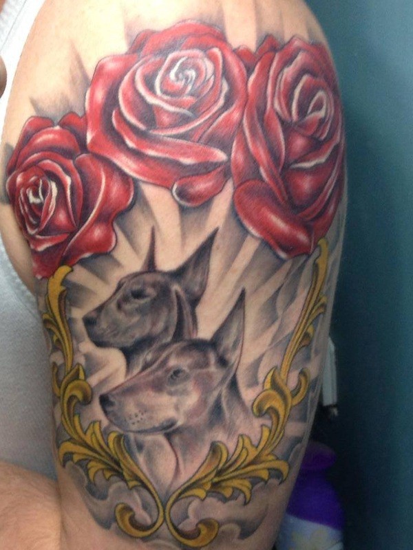 大臂灰色的杜宾犬夫妇与红玫瑰纹身图案
