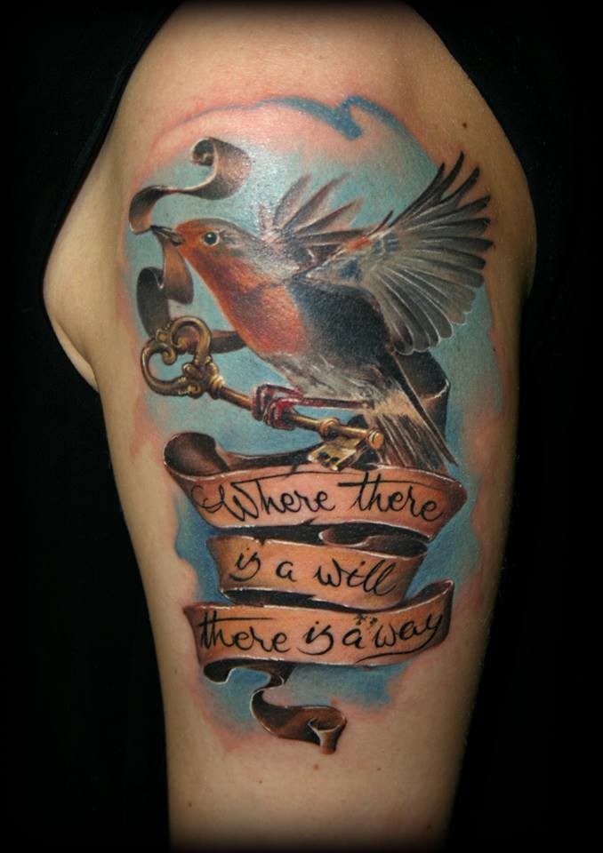 大臂漂亮的彩色小鸟字母钥匙纹身图案