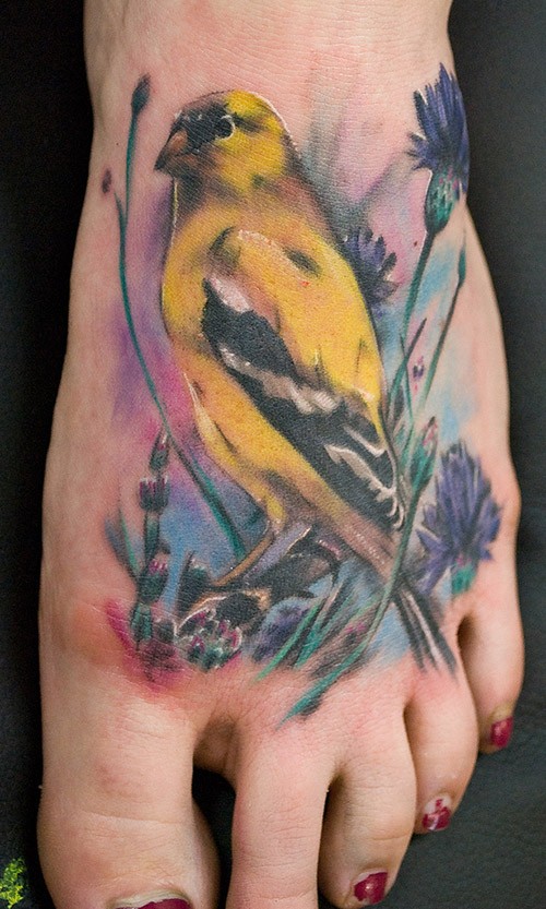 脚背黄色的写实小鸟花朵纹身图案