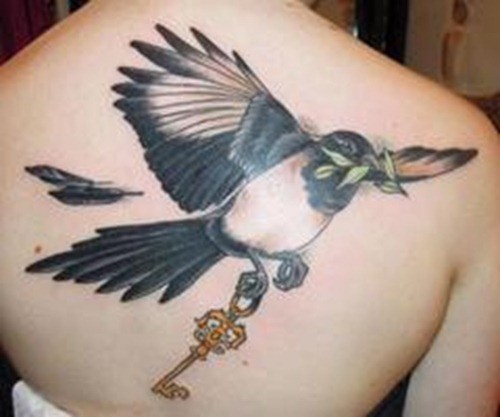 背部彩绘鸟和钥匙纹身图案
