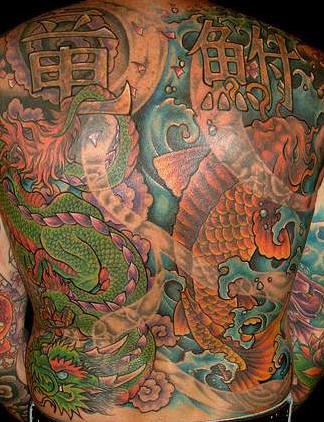 满背亚洲锦鲤鱼和绿色的龙纹身图案