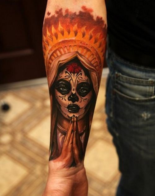手臂多彩的死亡女郎纹身图案