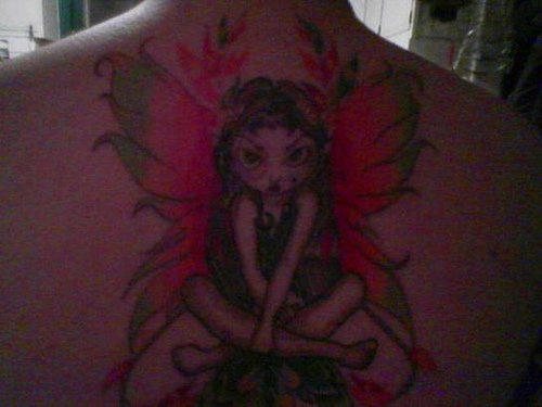 背部彩色愤怒的精灵纹身图案