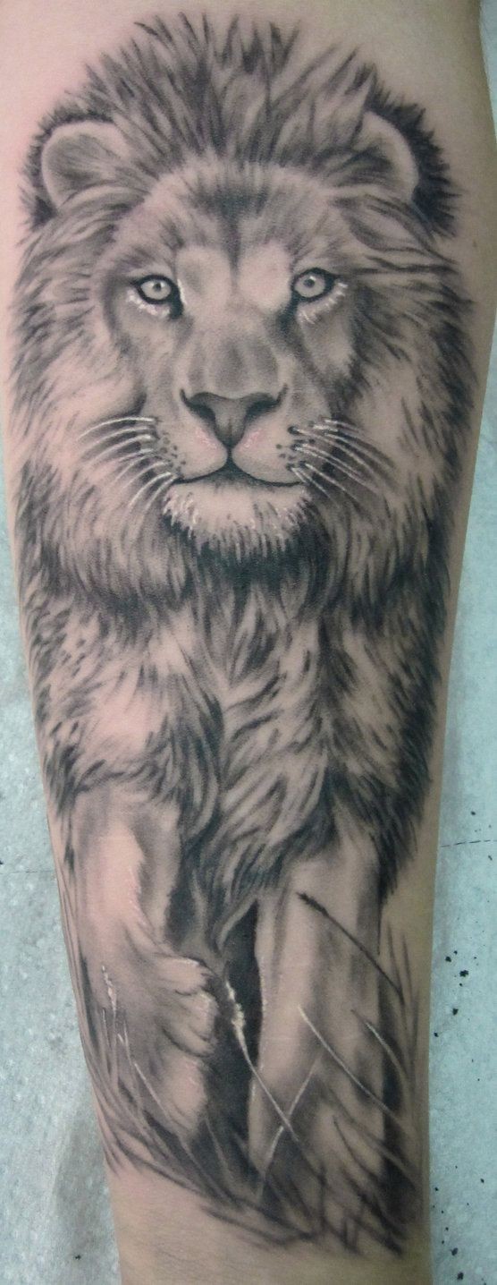 手臂上的步行狮子纹身图案