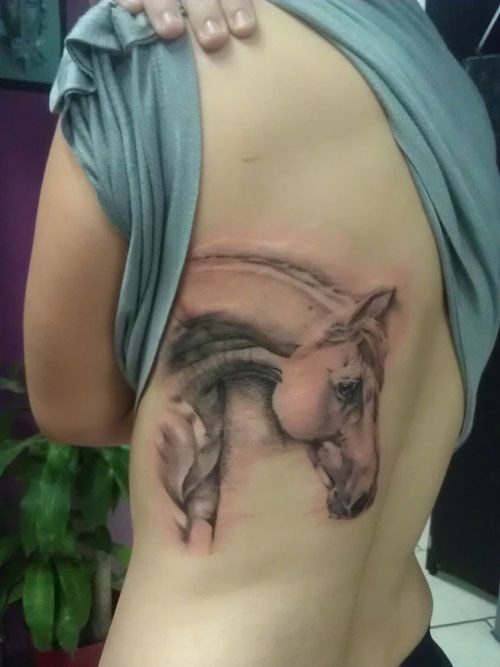 背部黑灰色的马头纹身图案