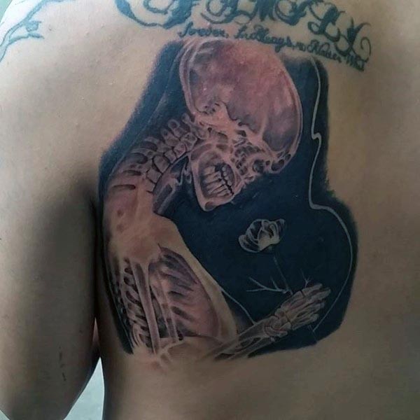 背部很酷的X射线透视人类骨骼纹身图案