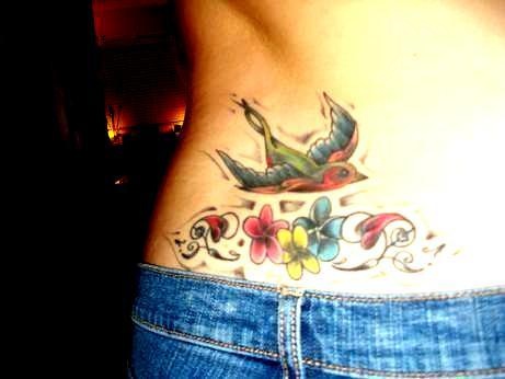 腰部彩色的小燕子与花朵纹身图案