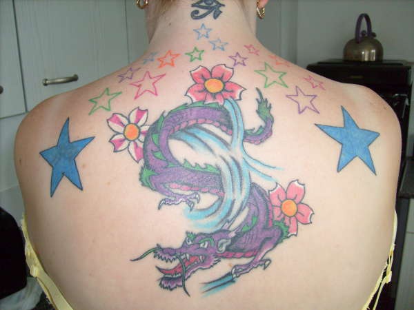 背部花朵和星星龙彩色纹身图案