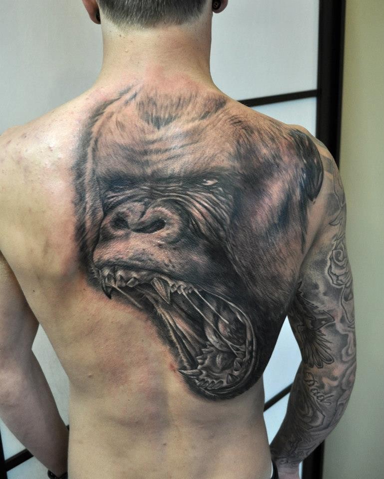 背部写实的黑色超级大猩猩头纹身图案