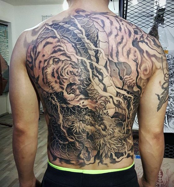 日本传统风格的黑色老虎满背纹身图案