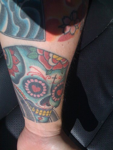 彩色的骷髅花朵心形手臂纹身图案