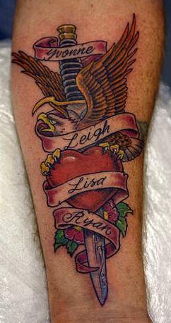 手臂匕首和鹰红色心形纹身图案