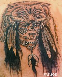 熊头盔与印度酋长纹身图案
