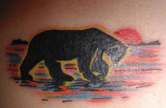 熊与日落风景纹身图案