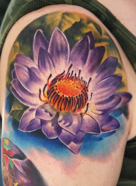 大臂美丽的紫色莲花纹身图案