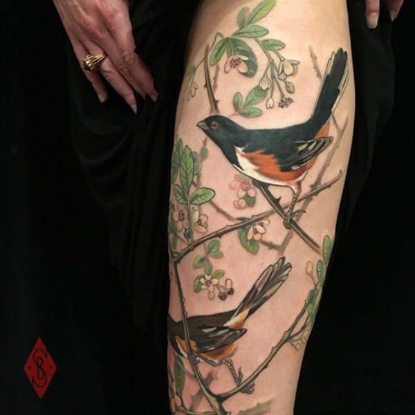 腿部美丽的自然彩色鸟植物纹身图案