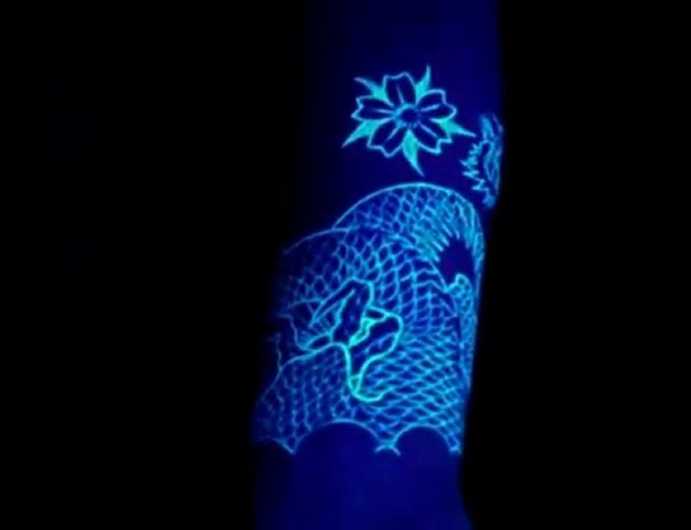 荧光龙和花朵纹身图案