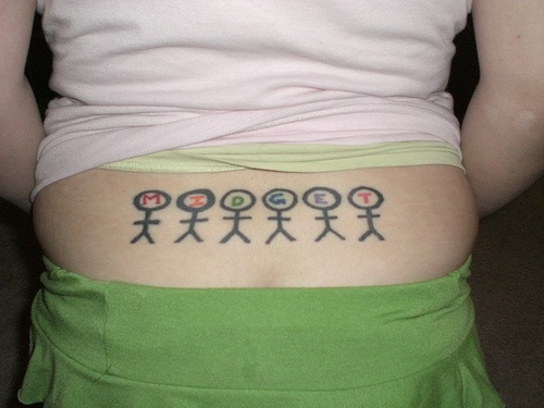 腰部彩色的六个小矮人纹身图案