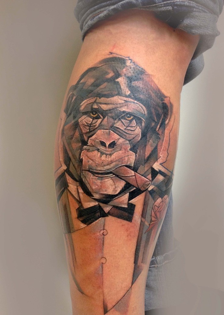 小腿很酷的黑白猩猩与烟斗纹身图案