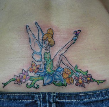 背部迷人的苗条精灵坐在花上纹身图案